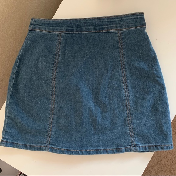 Forever 21 denim mini skirt with zipper front - Picture 4 of 5